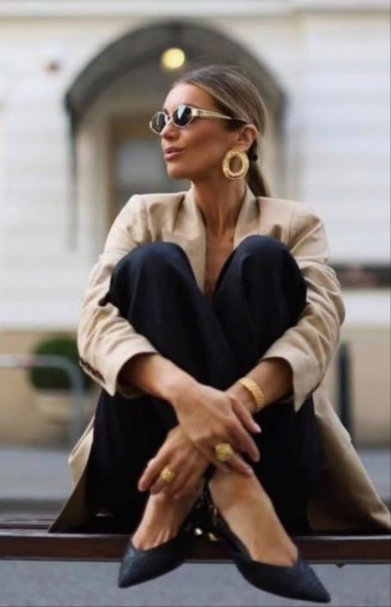 Mujer sentada en la calle
